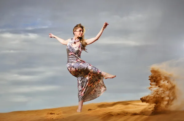 Yang i piękne kobiety zabawa żółty pustyni — Zdjęcie stockowe