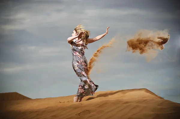 Yang i piękne kobiety zabawa żółty pustyni — Zdjęcie stockowe