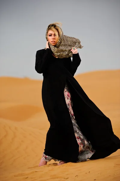 Porträt einer arabisch gekleideten Frau in gelber Wüste — Stockfoto