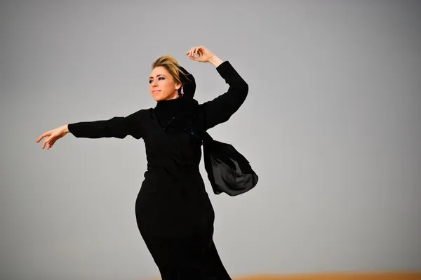 Ritratto di donna vestita in modo arabo nel deserto giallo — Foto Stock