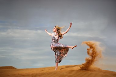 Yang ve sarı çölde eğleniyor güzel Avrupa kadın