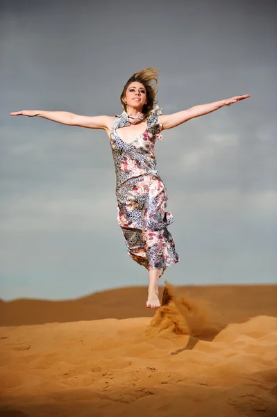 Yang e bella donna europea si divertono nel deserto giallo — Foto Stock