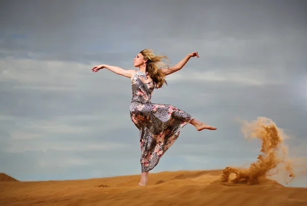 Yang und schöne Europäerin haben Spaß in gelber Wüste — Stockfoto