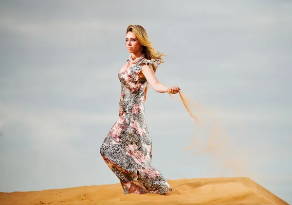 Yang e bela mulher europeia se divertindo no deserto amarelo — Fotografia de Stock