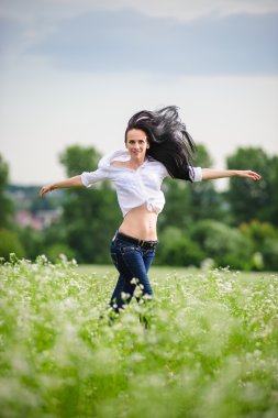 yeşil alan üzerinde atlama Avrupa genç ve güzel kadın