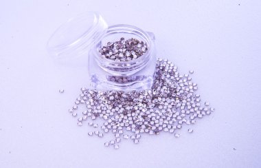 Beyaz arka plan üzerinde izole renkli çivi pırıltılar