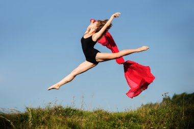 profesyonel balerin günbatımı güneş kırmızı kumaş ile atlama