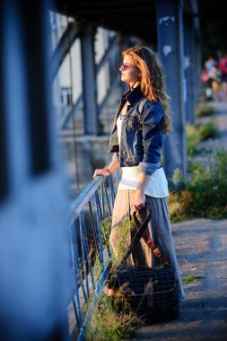 Vintage şekilde giyinmiş yang güzel kadın yürüyor yaz aylarında açık