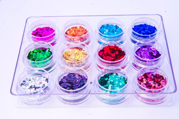 Brilhantes de unhas coloridas isoladas em fundo branco — Fotografia de Stock