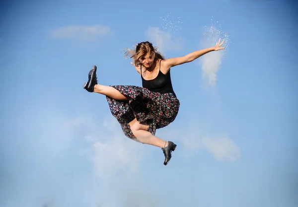 タップ ダンサーの女の子をジャンプの肖像画 — ストック写真