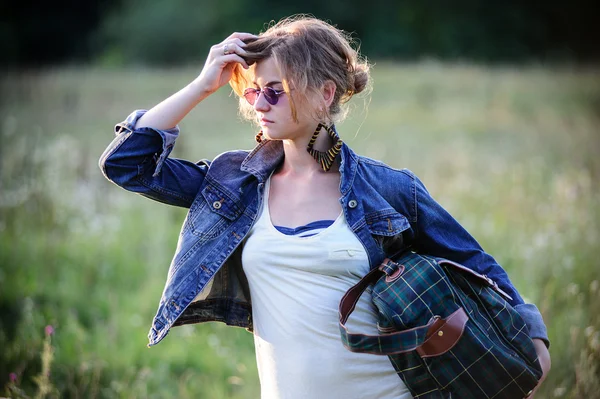 Vintage manier gekleed yang mooie vrouw wandelingen in de zomer buiten — Stockfoto