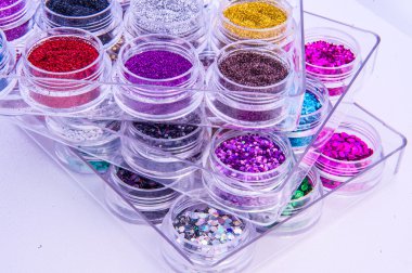 Beyaz arka plan üzerinde izole renkli çivi pırıltılar