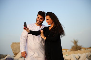 Arapça giyimli yang çift portresi