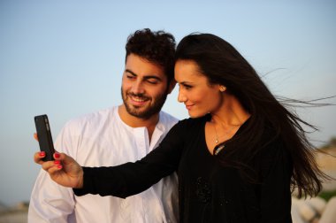 Arapça giyimli yang çift portresi