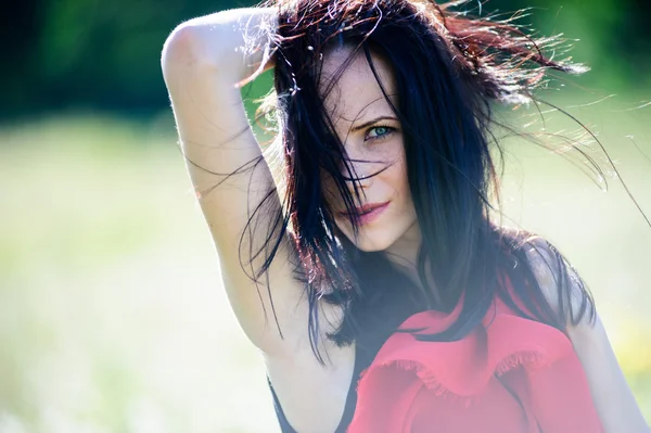 Foto van sexy yang dark haired vrouwen met rode stof — Stockfoto