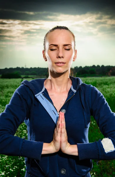 Jonge Europese vrouw uitvoeren van yoga buiten — Stockfoto