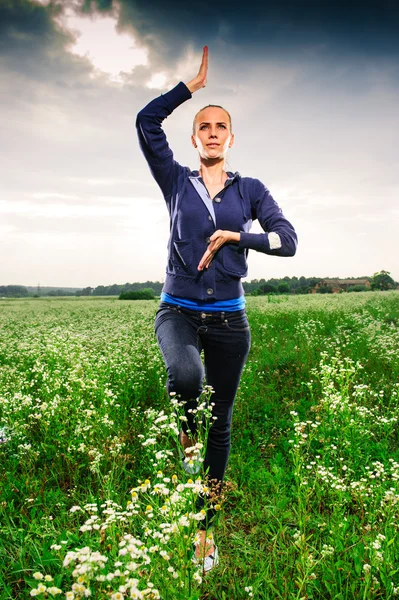 Joven mujer europea realizando yoga al aire libre — Foto de Stock