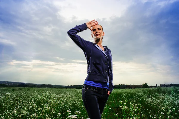 Porträt von Yang schöne europäische Frau im Freien — Stockfoto