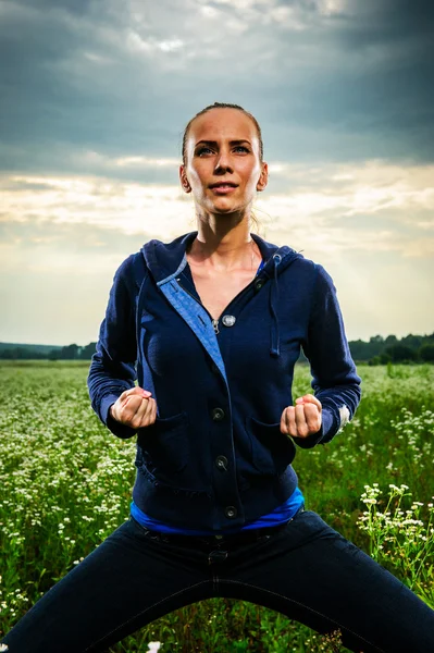 Unga europeiska kvinnan utför yoga utomhus — Stockfoto