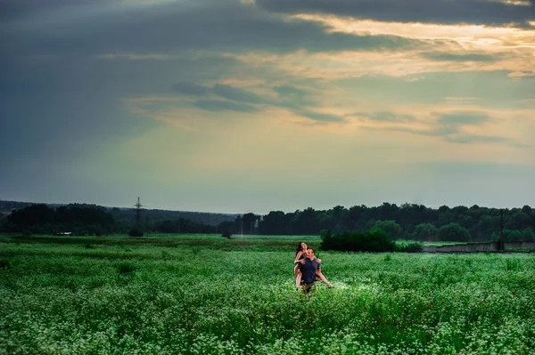 Europäisches Paar posiert im Sommer im Freien — Stockfoto