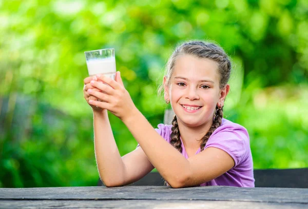 Yang ganska Europeiska flicka poserar med glas mjölk — Stockfoto