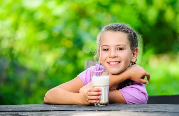 Yang ganska Europeiska flicka poserar med glas mjölk — Stockfoto