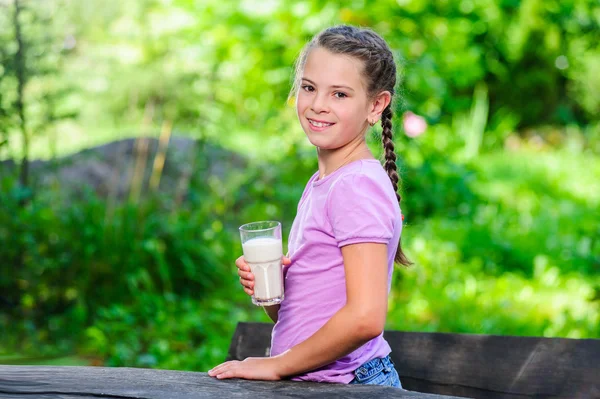 Yang hübsch europäisch mädchen posiert mit glas milch — Stockfoto