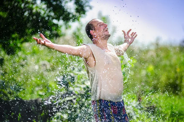 夏の暑さで水を楽しんで幸せな同胞の肖像画 — ストック写真