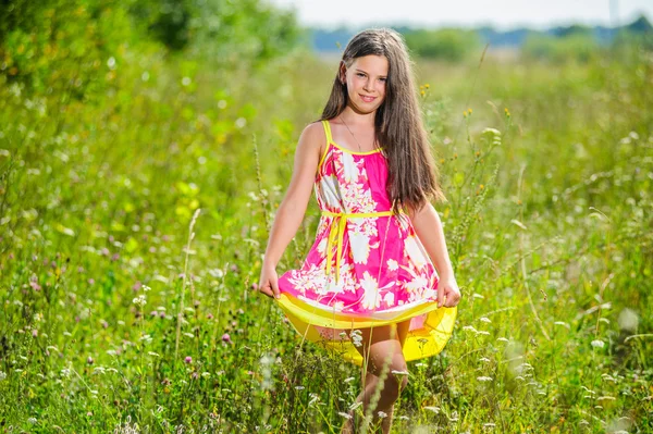 Ritratto di scolaretta tra i fiori durante l'estate — Foto Stock