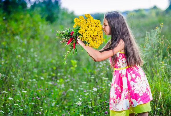 Ritratto di scolaretta tra i fiori durante l'estate — Foto Stock