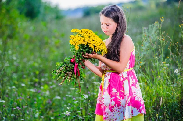 Retrato de colegiala entre las flores en verano —  Fotos de Stock