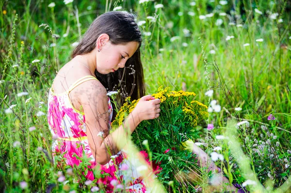 Портрет школярки серед квітів в літній час — стокове фото