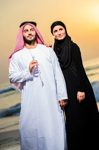 Retrato do casal yang vestido árabe — Fotografia de Stock