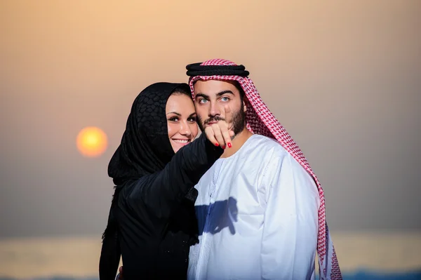 阿拉伯文穿的杨夫妇的肖像 — 图库照片