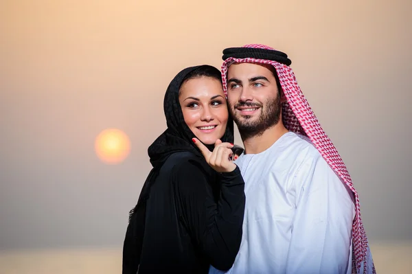 阿拉伯文穿的杨夫妇的肖像 — 图库照片
