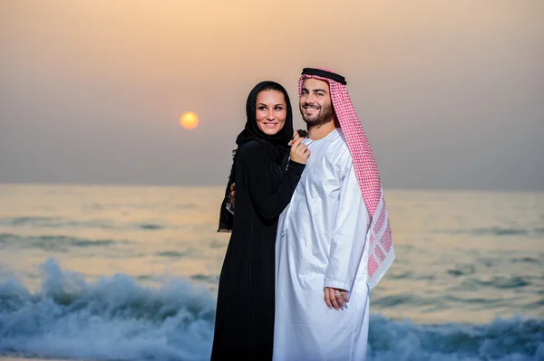 Arab öltözött yang pár portréja — Stock Fotó