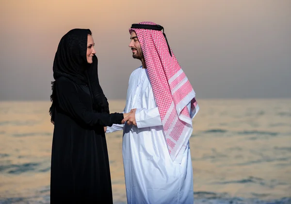 Retrato de pareja yang vestida árabe — Foto de Stock
