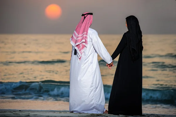 Retrato do casal yang vestido árabe — Fotografia de Stock