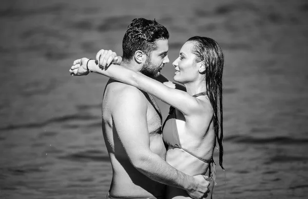Retrato en blanco y negro de una pareja europea abrazándose en el mar — Foto de Stock