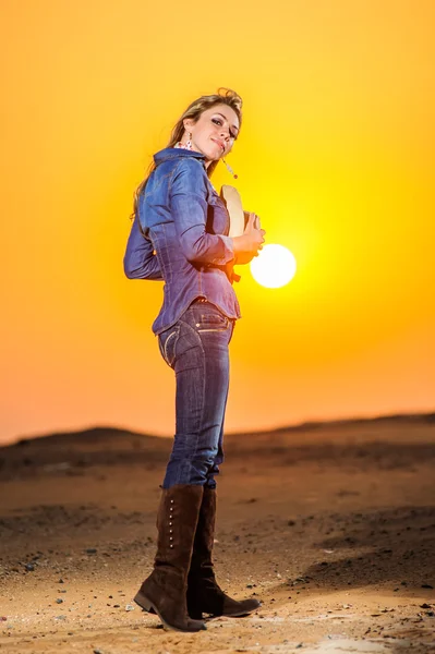 Portrét krásné venkovské dívky před rudý západ slunce — Stock fotografie