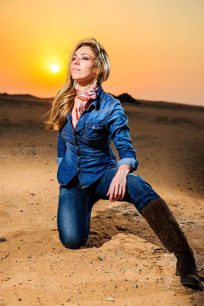 Retrato de una hermosa chica de campo frente al sol rojo — Foto de Stock