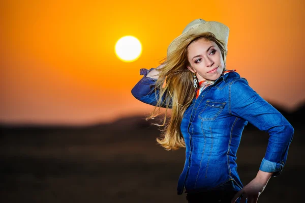 Retrato de bela garota do campo na frente do pôr do sol vermelho — Fotografia de Stock