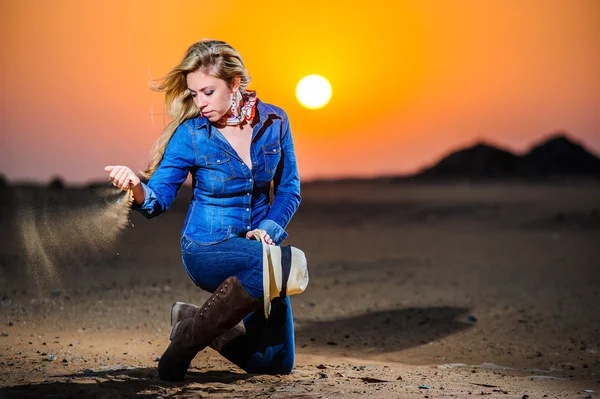 Retrato de bela garota do campo na frente do pôr do sol vermelho — Fotografia de Stock