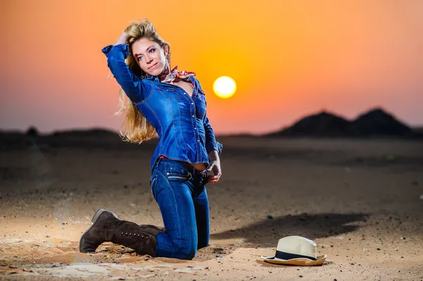 Retrato de bela garota do campo na frente do pôr do sol vermelho — Fotografia de Stock