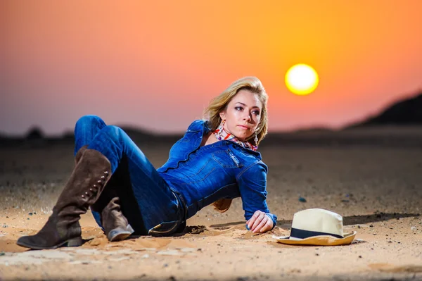 Portrait of beautiful country girl in front of red sunset — Stock Photo, Image