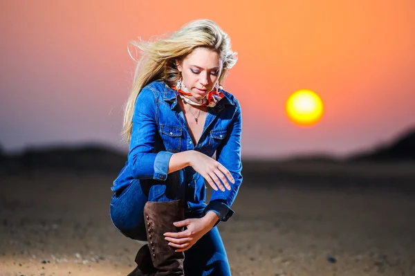 Retrato de bela garota do campo na frente do pôr do sol vermelho — Fotografia de Stock