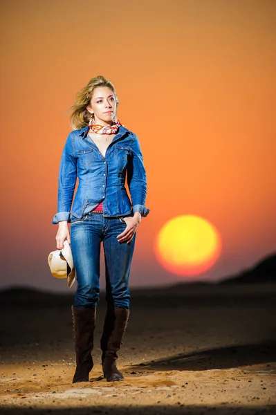 Retrato de bela garota do campo na frente do pôr do sol vermelho — Fotografia de Stock