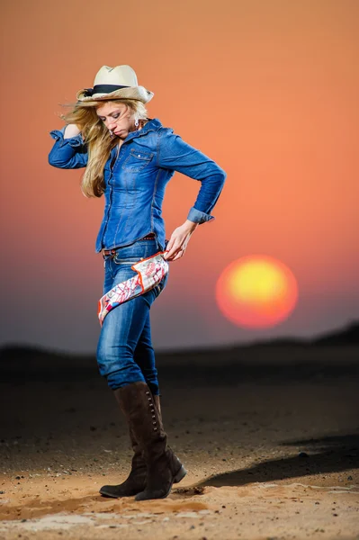 Portret dziewczyny piękny kraj przed czerwony zachód słońca — Zdjęcie stockowe