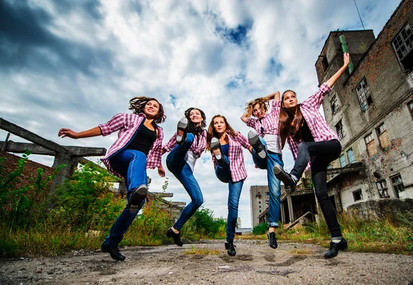 Group of yang European tap dancers perform outdoor. — Stock Photo, Image