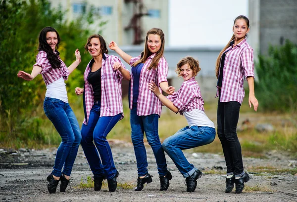 Group of yang European tap dancers perform outdoor. — Stock Photo, Image